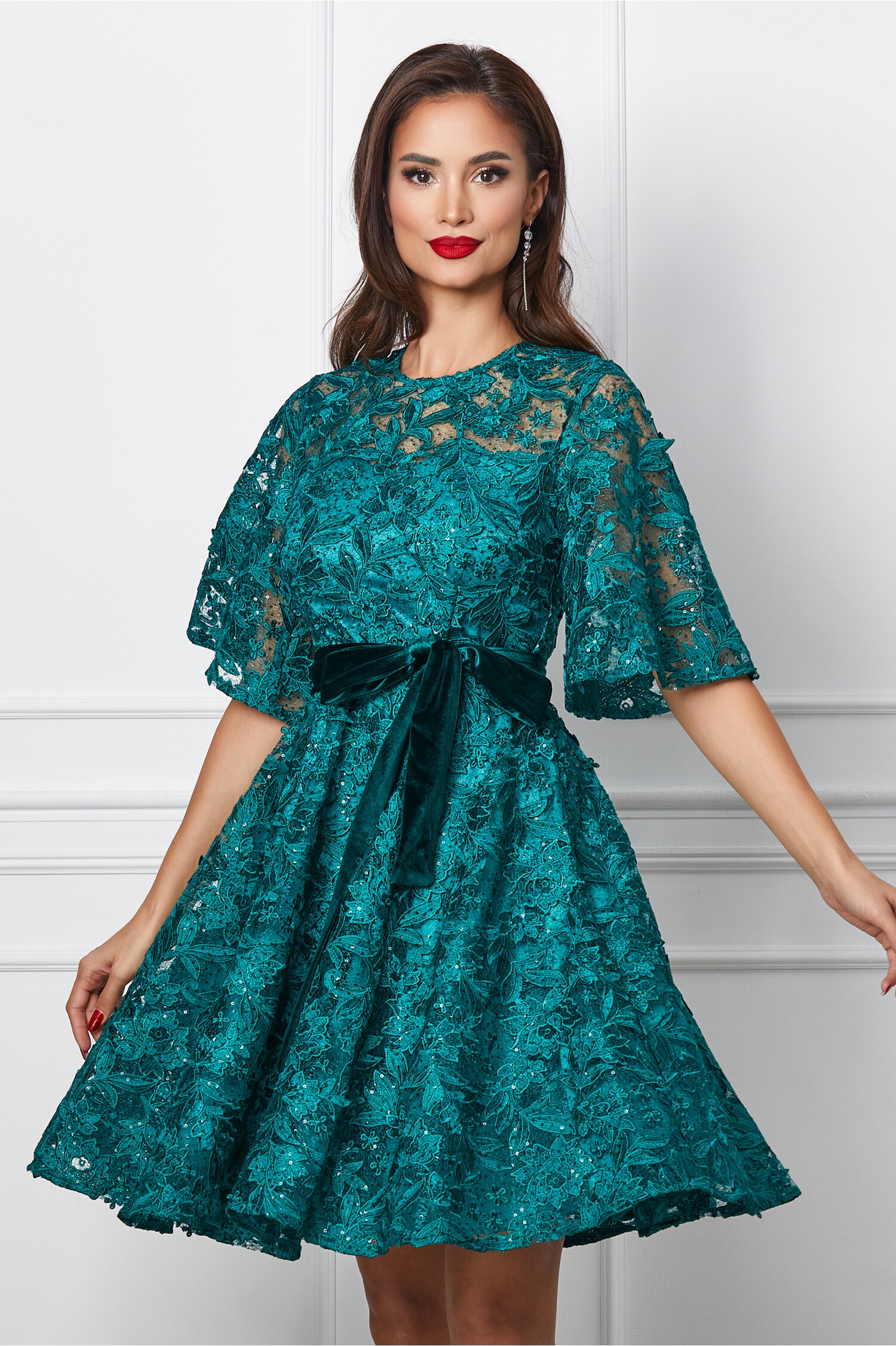 Rochie Dy Fashion verde din dantela cu cordon din catifea in talie