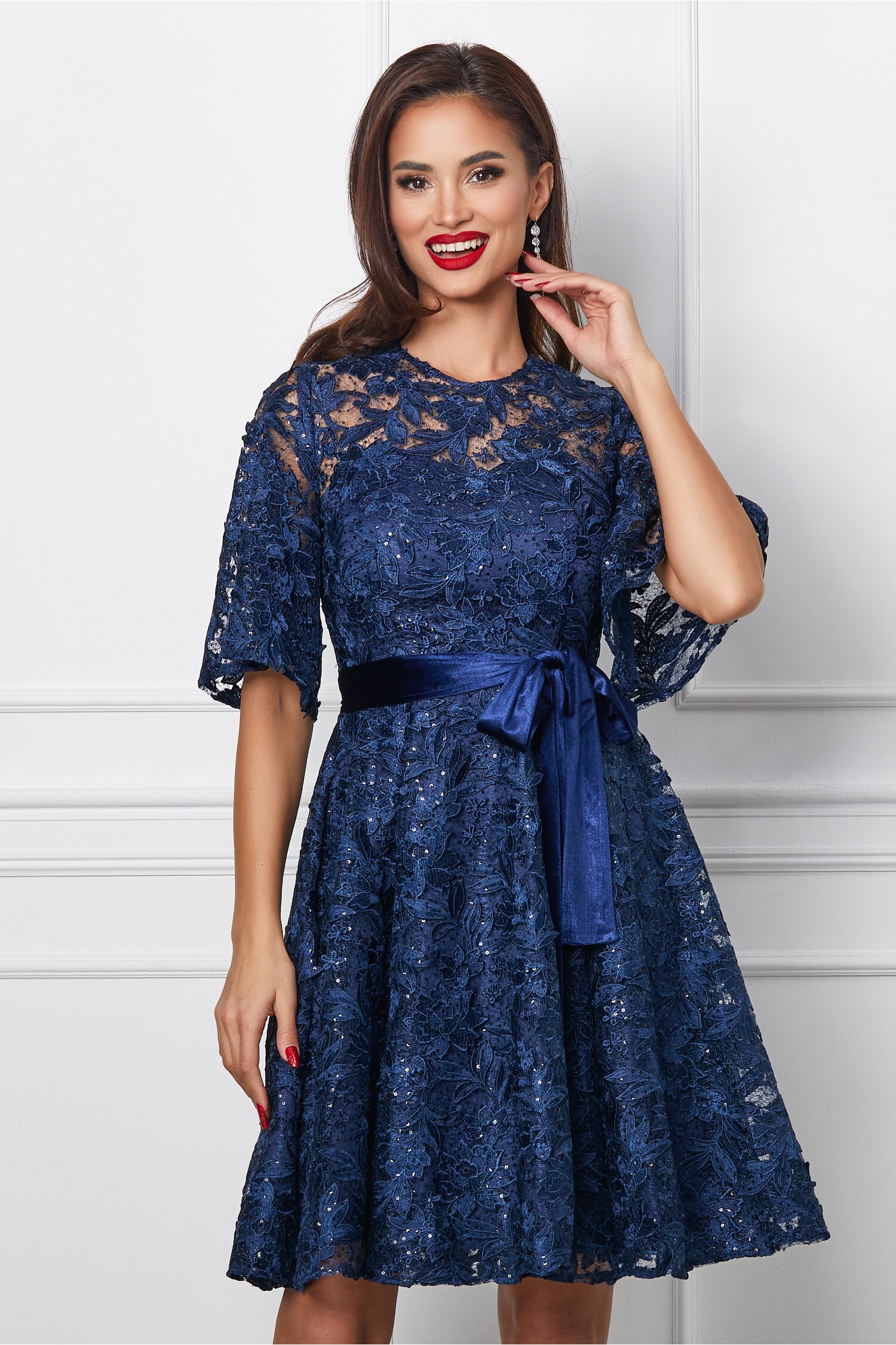 Rochie Dy Fashion bleumarin din dantela cu cordon din catifea in talie