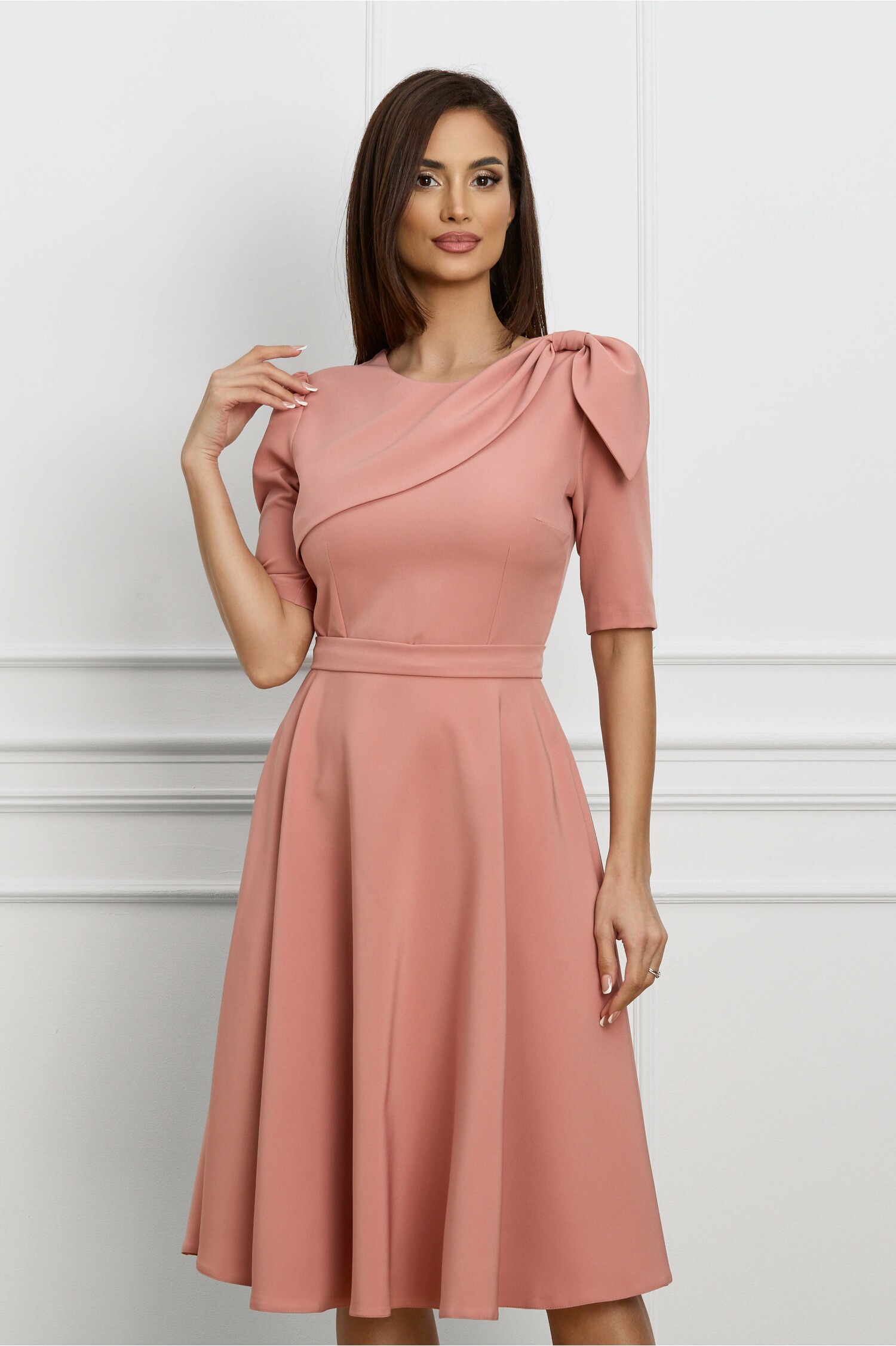 Rochie MBG peach cu volan si funda pe bust