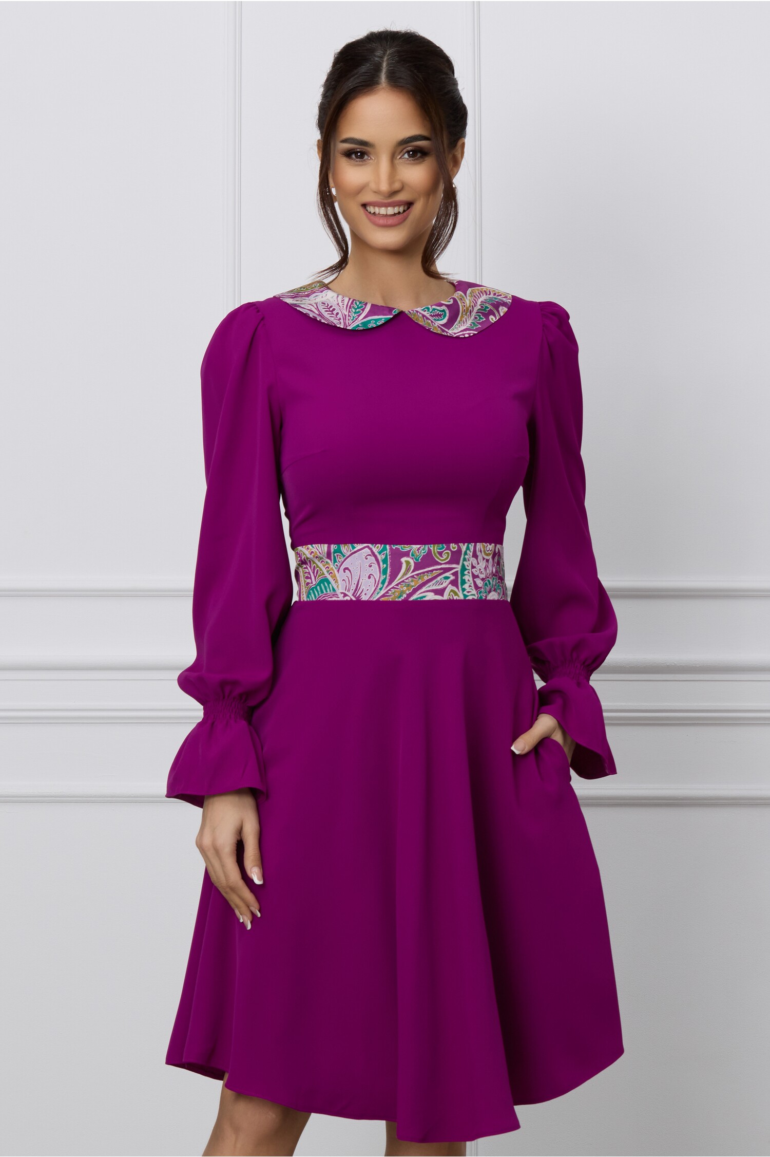 Rochie Dy Fashion magenta cu guler si banda in talie din satin cu imprimeu