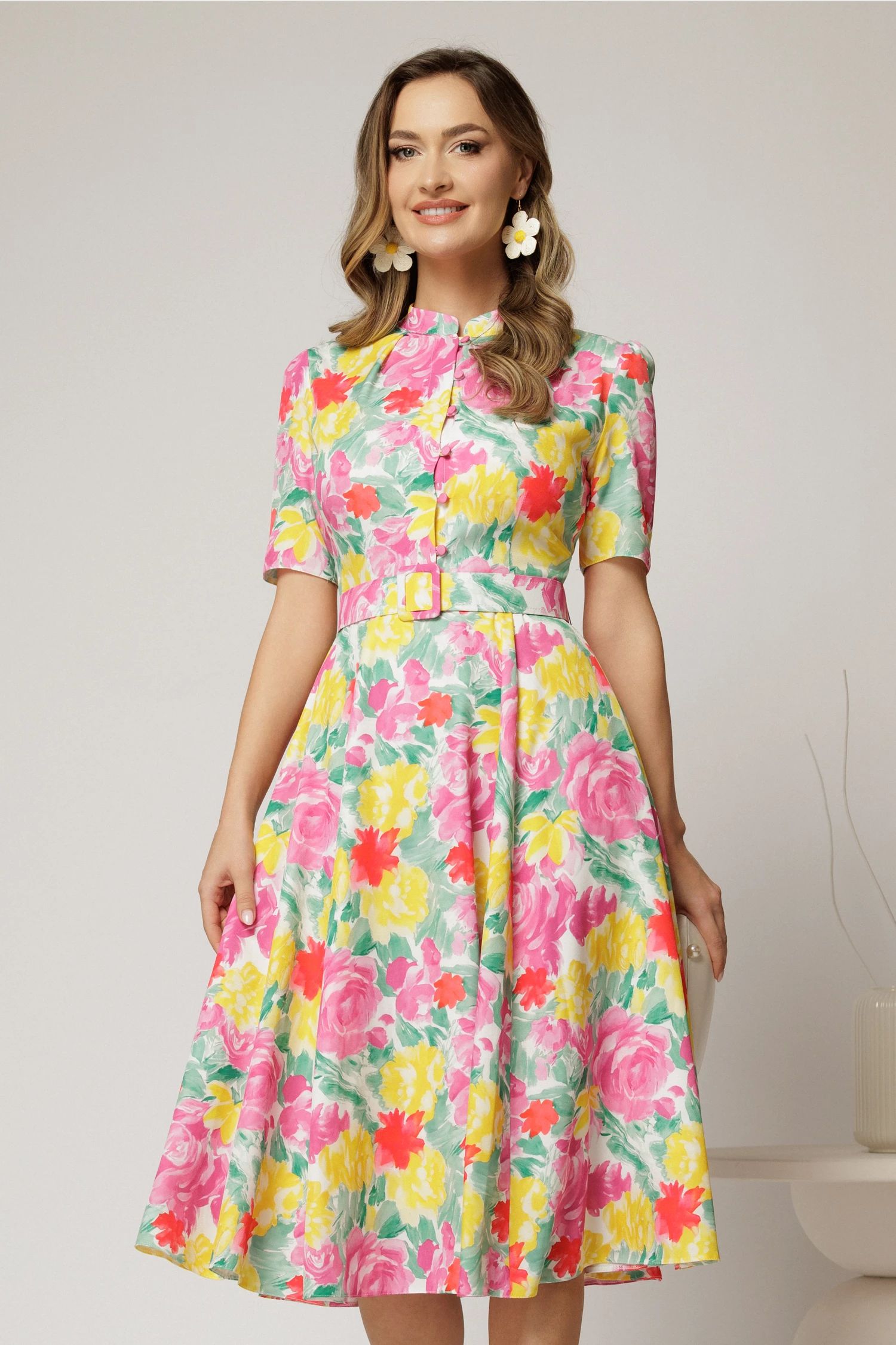 Rochie DY Fashion midi cu imprimeu roz si galben in clos din triplu voal cu nasturi la bust si curea in talie