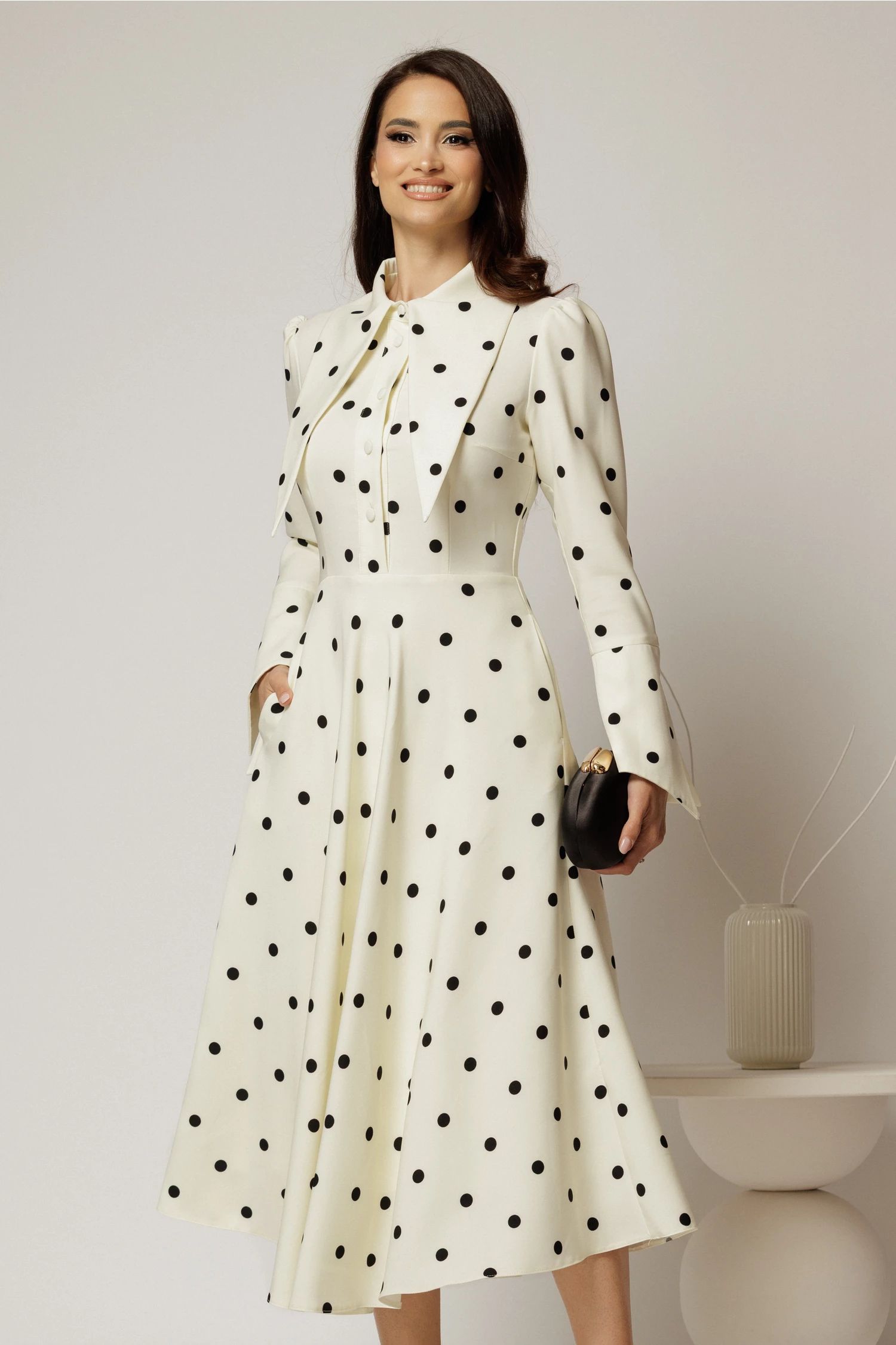 Rochie midi alba cu buline si guler ascutit