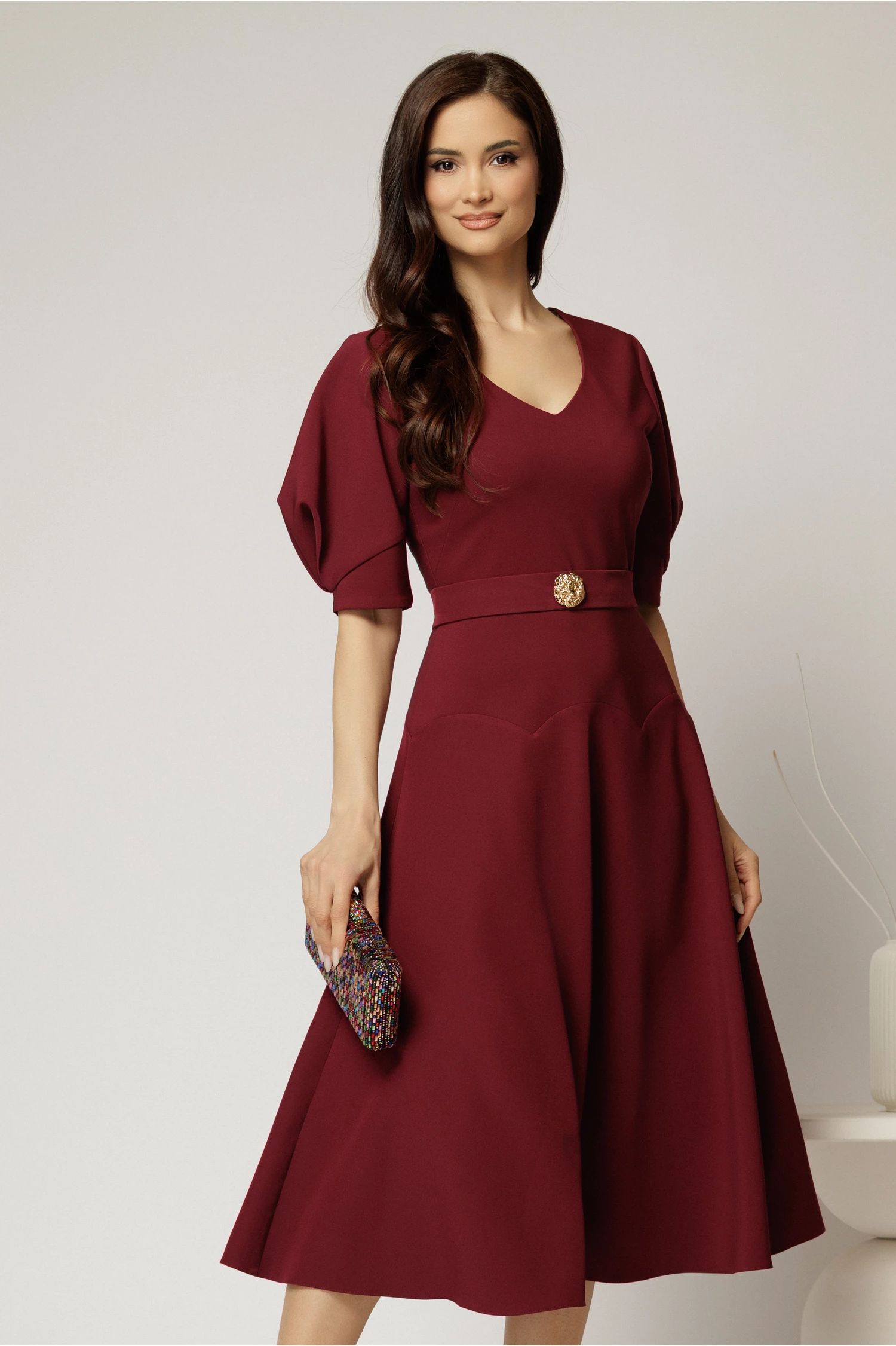 Rochie midi bordo eleganta cu fusta clos, decolteu adanc in V si maneci bufante