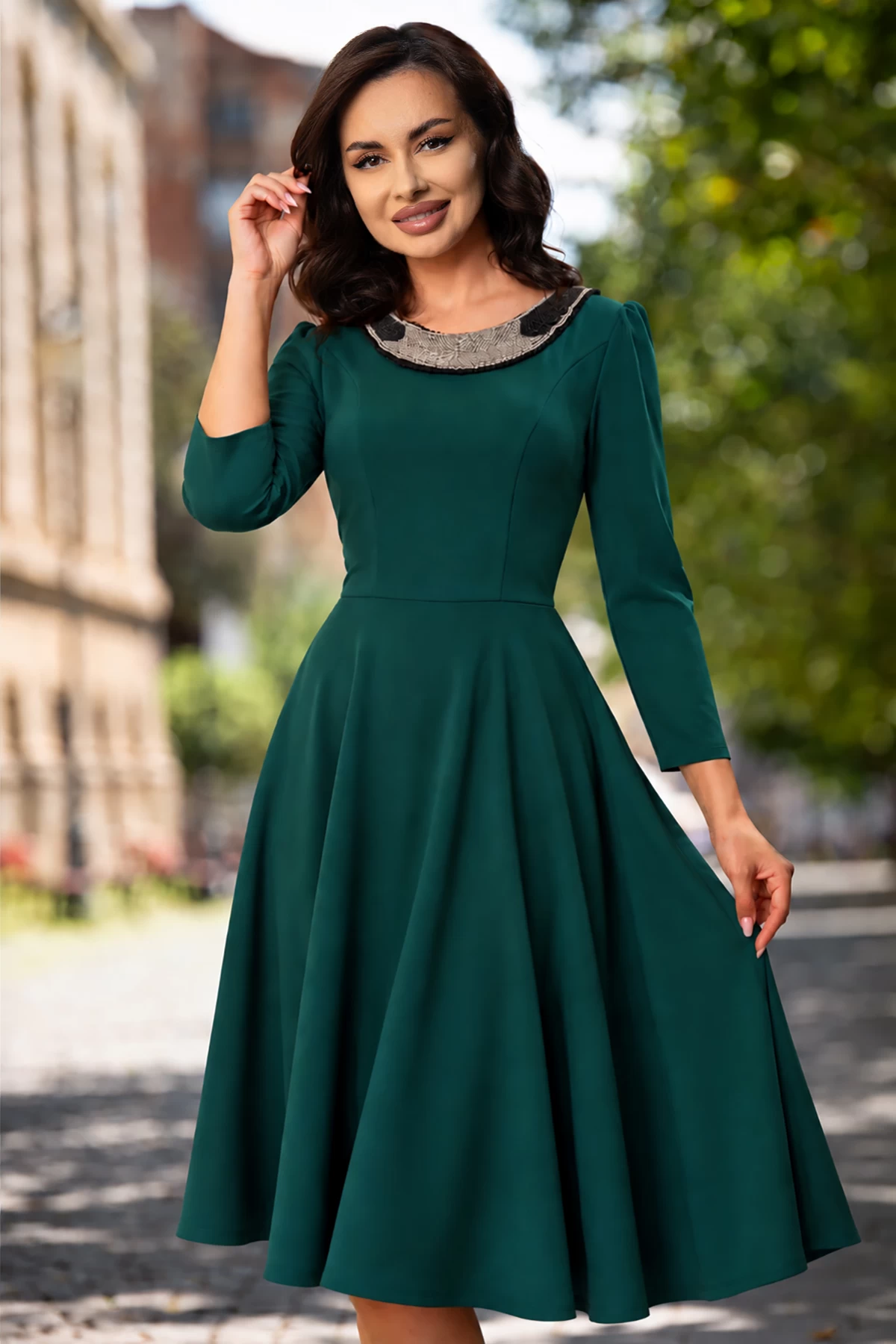 Rochie de zi midi in clos verde Cesima cu colier din margele