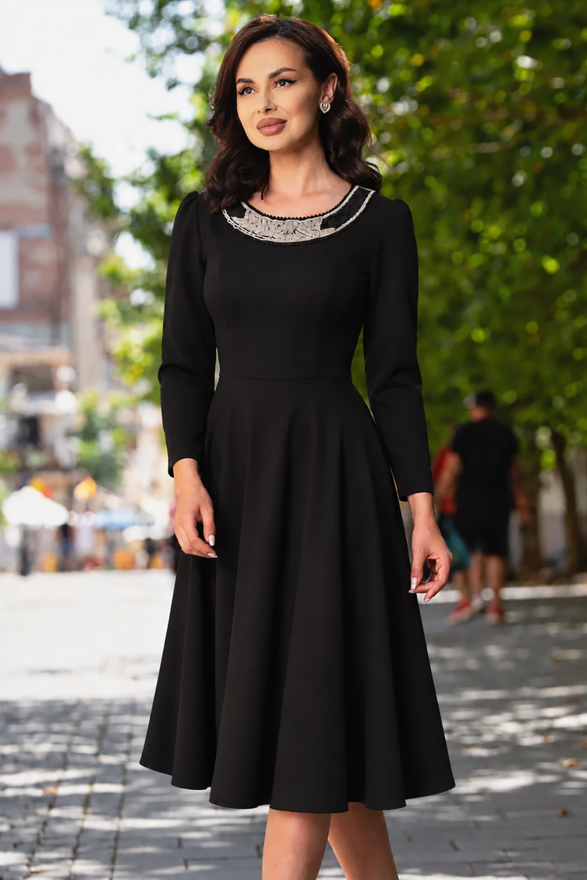 Rochie de zi midi in clos neagra Cesima cu colier din margele