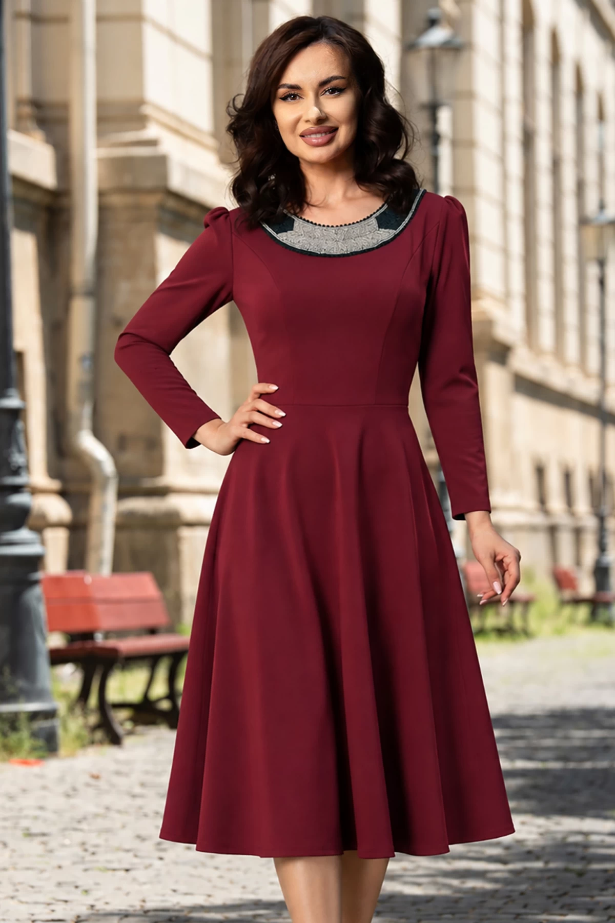 Rochie de zi midi in clos bordo Cesima cu colier din margele